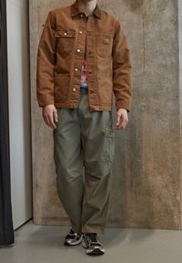 Carhartt WIP Tunn jacka - light brown