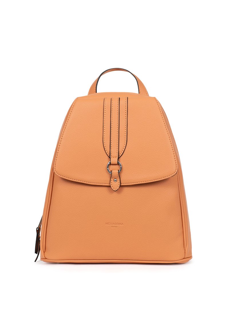Zaino in pelle tan con una forma strutturata, patta pieghevole e accessori in argento. Presenta due cuciture verticali sul davanti e un dettaglio del logo.
