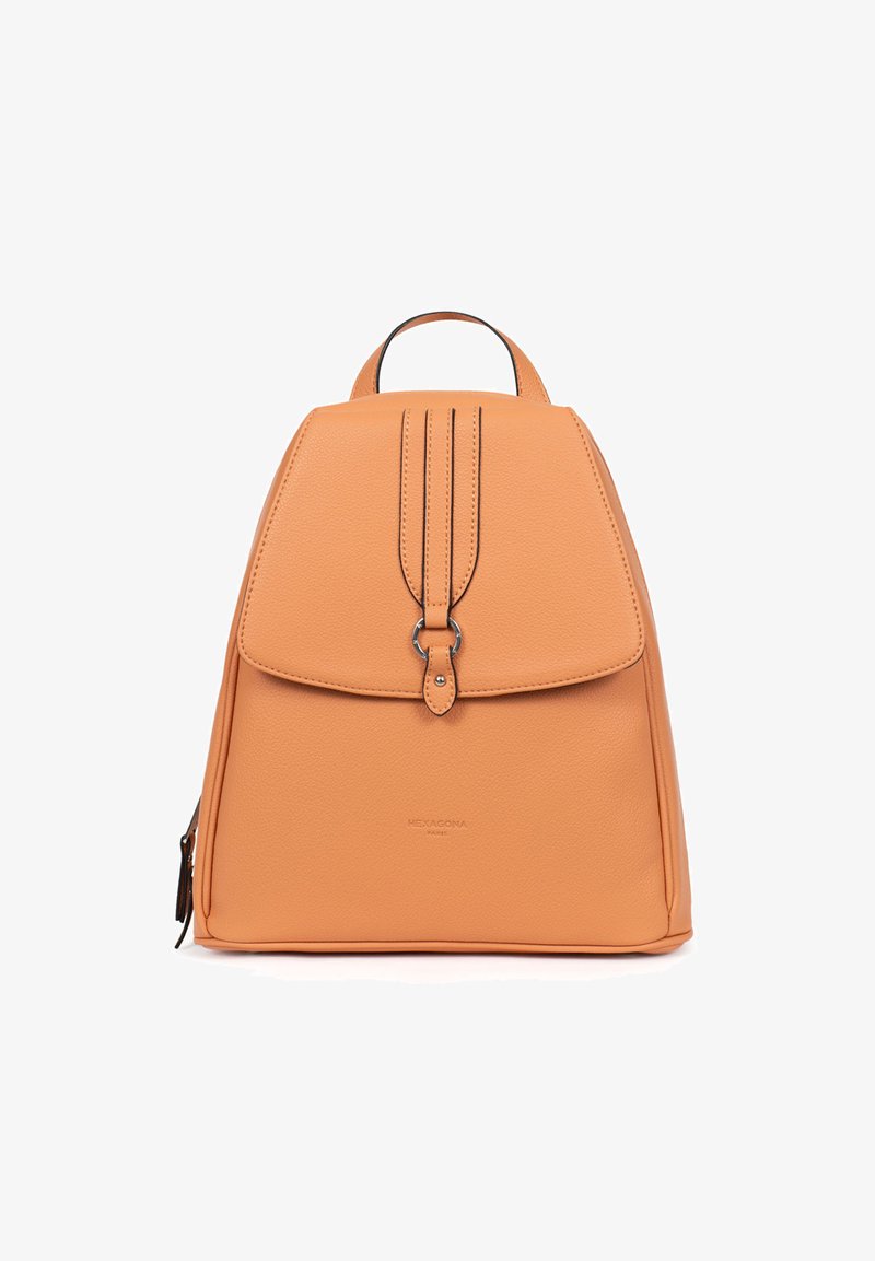 Sac à dos en cuir tan avec une forme structurée, rabat repliable et quincaillerie en argent. Présente deux coutures verticales à l'avant et un détail de logo.