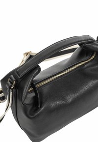 Borsa a mano in pelle nera con finitura testurizzata, dotata di una cerniera dorata, un manico superiore robusto e una tracolla staccabile.