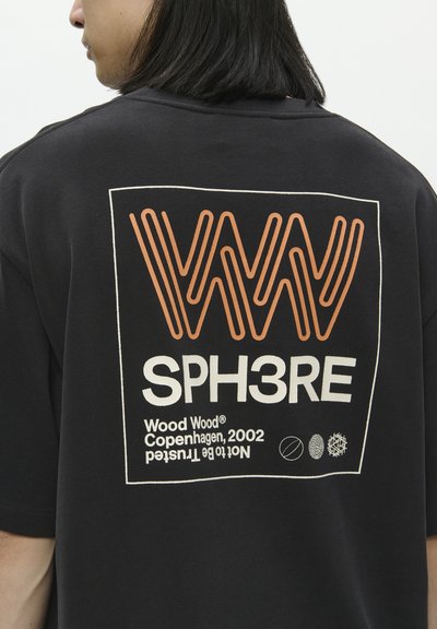 Tricou negru din bumbac, cu un grafic mare și multicolor pe spate, ce include linii abstracte și text, inclusiv "SPH3RE" și detalii despre brand.