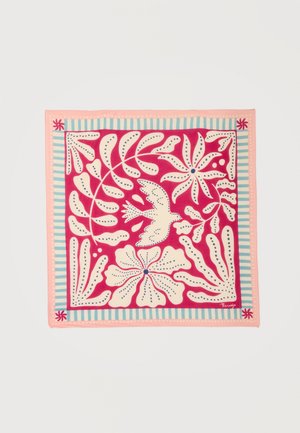 Kvadratni šal s ružičastim rubom, plavim i bijelim prugama, ukrašen kremastim cvjetnim i listnim uzorcima te pticom na tamnoružičastoj pozadini.