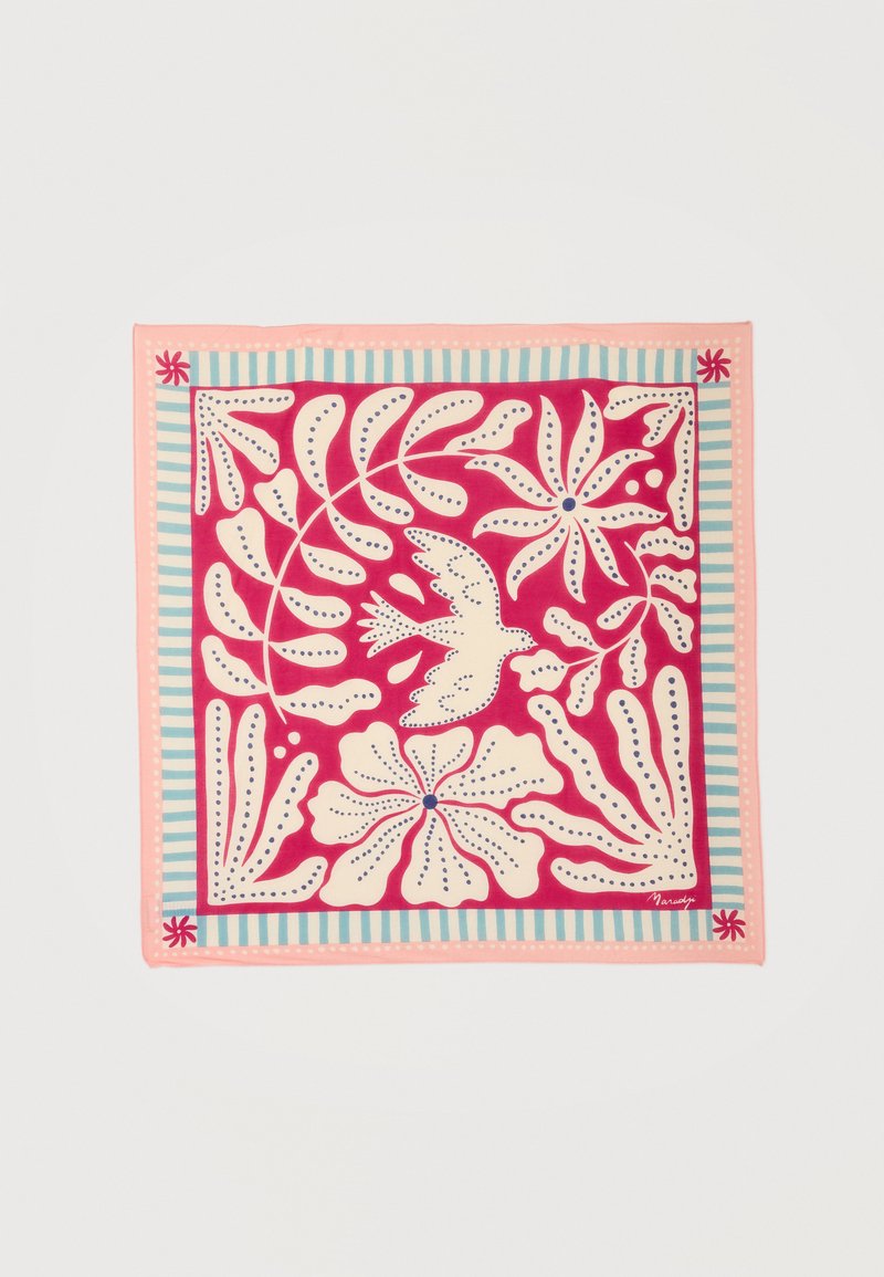 Τετράγωνο μαντήλι με ροζ περίγραμμα, μπλε και άσπρες ρίγες, με σχέδια από λουλούδια και φύλλα σε κρεμ απόχρωση και ένα πουλί σε βαθύ ροζ φόντο.