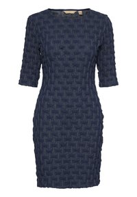 Marinblå stickad klänning med ett texturerat vävt mönster, trekvartslånga ärmar och en båt-krage, designad för en figurnära silhuett.