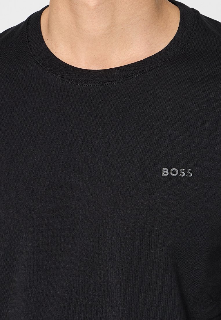 Schwarzes Baumwoll-T-Shirt mit Rundhalsausschnitt, das ein dezentes graues "BOSS"-Logo auf der linken Brustseite trägt. Weiche, glatte Textur.