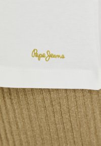 T-shirt bianca in cotone con logo "Pepe Jeans" ricamato in oro sull'orlo, che mette in evidenza una texture morbida e una vestibilità regolare.