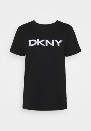 Czarny t-shirt z krótkim rękawem, z białym logo "DKNY" umieszczonym na środku przodu oraz okrągłym dekoltem, na białym tle.