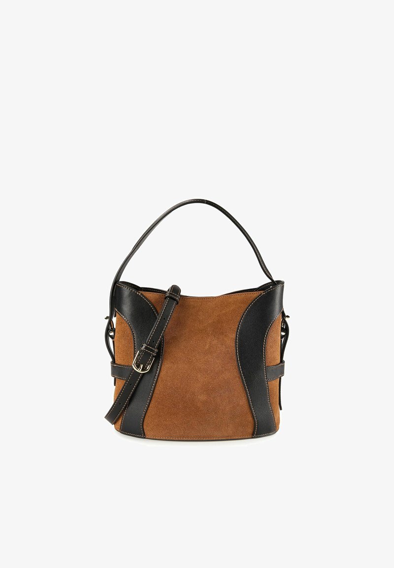 Braune Wildleder-Handtasche mit schwarzen Lederakzenten. Verfügt über ein geschwungenes Design, kurzen Griff und verstellbaren Riemen mit metallischer Schnalle.