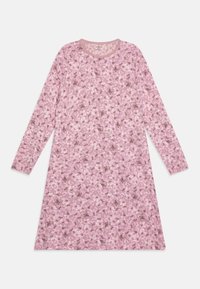 Nuit à manches longues en tissu rose doux avec un motif floral de fleurs roses claires et foncées. Encolure arrondie, coupe décontractée.