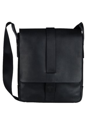 Zwarte leren messenger tas met een klep sluiting, verstelbare schouderriem en reliëflogo detail. Gladde textuur en minimalistisch ontwerp.