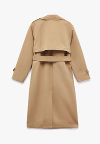 Abrigo trench de color marrón claro con un diseño corto, mangas largas y una cintura ceñida con cinturón. Presenta un cuello clásico y puños abotonados. Textura suave.