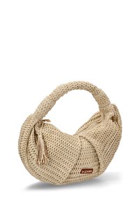 Bolso de paja tejido en un color beige claro, con forma redondeada y un asa trenzada con un acento decorativo de borlas.