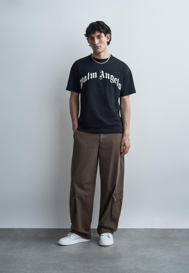 Palm Angels Curved Logo Regular Tee - Black/Off White — vista 2