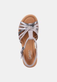 Avoinvarvassandaali tan-värissä, jossa on useita hopeisia hihnoja ja sivusolki, merkitty Gabor Comfort pehmustetulla sisäpohjalla.