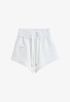 Pantalones cortos blancos de cintura alta con cintura elástica, cordones, bolsillos laterales y una pequeña etiqueta rectangular en el muslo izquierdo.