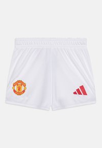 Valged spordilühikesed püksid elastse vöökohtaga. Vasakul on punane Manchester Unitedi logo ja paremal punane Adidas logo.