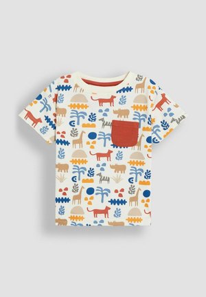 Koszulka z krótkim rękawem w kremowym kolorze, z kolorowym nadrukiem zwierząt i liści oraz czerwoną kieszonką na piersi.
