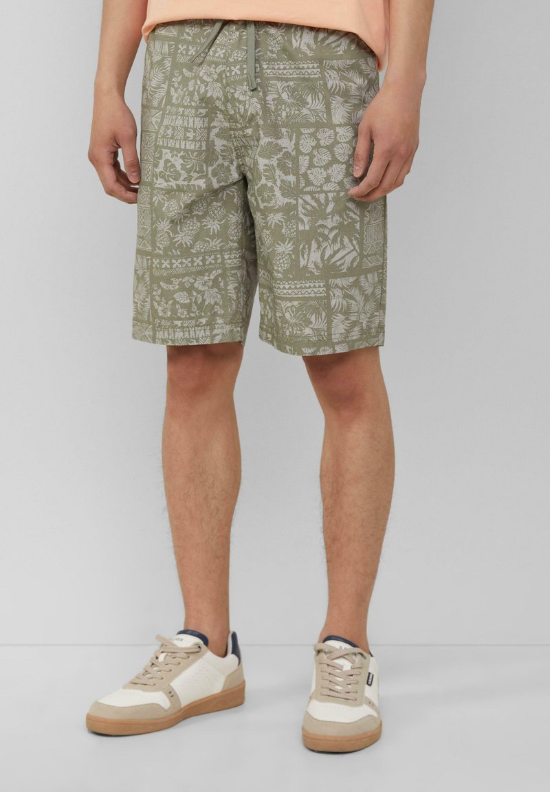 Olijfgroene shorts met een gemusterd ontwerp met verschillende bloeiende en geometrische vormen. Het materiaal lijkt lichtgewicht en heeft een casual pasvorm.