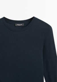 Marineblauer Strickpullover mit Rundhalsausschnitt. Weiche Textur, lange Ärmel und ein Etikett mit der Aufschrift "Massimo Dutti" im inneren Nackenbereich.