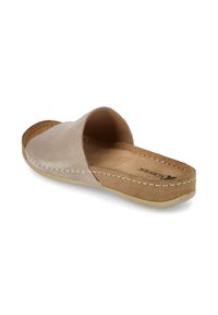 Suède instapsandaal in lichtbeige met een gebogen bovenkant, een geprofileerde zool en een contrasterende bruine buitenzool met stiksels.