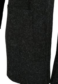 Schwarzer strukturierter Strickcardigan mit weichem, flauschigem Finish. Mit langen Ärmeln, Rippungen an den Kanten und einer Seitentasche. Figurbetonter Schnitt.