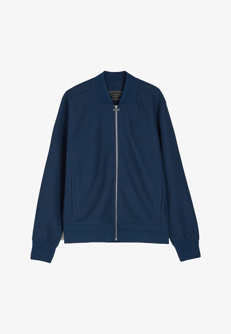 Granatowa kurtka bomberka z miękkiego materiału, z zapięciem na zamek, ściągaczami przy mankietach oraz kieszeniami po bokach. Prosty design bez wzorów czy akcentów.