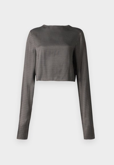 Čierno-biely houndstooth crop top s dlhými rukávmi, okrúhlym výstrihom a hladkým povrchom. Má priliehavý strih a rovný spodný lem.