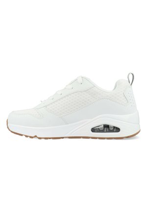 Witte sportschoenen met een bovenwerk van mesh, rubberen zool en luchtkussentjes in de hiel. Voorzien van een trekband aan de achterkant en minimale ontwerpelementen.