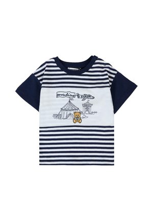 T-shirt a maniche corte a righe in colori navy e bianco, con una grafica di un orso e illustrazioni a tema circense sulla parte frontale.