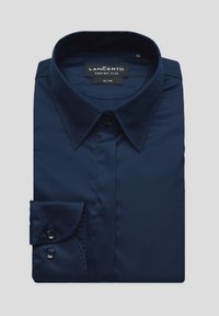 Granatowa koszula z gładkiego materiału, z kołnierzykiem w szpic, jednofunkcyjnym mankietem i dopasowanym krojem. Etykieta mówi "LANCERTO."