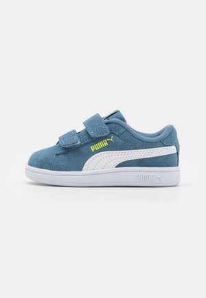 Niebieski dziecięcy sneaker z dwoma paskami na rzepy, białym paskiem z logo Puma i białą podeszwą, pokazany z boku na białym tle.