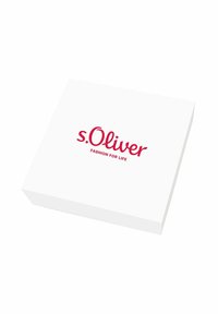Caja cuadrada blanca con un acabado suave, con un logo rojo que dice "s.Oliver" y el texto "FASHION FOR LIFE" debajo.