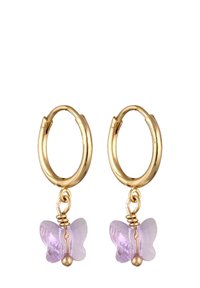 Guld hoops øreringe med et lavendel sommerfugl charm, der har en blank finish og indviklede detaljer på sommerfuglens vinger.
