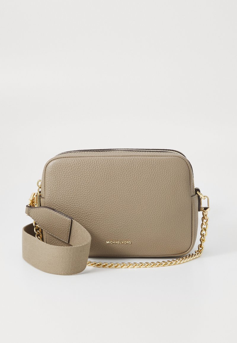 Sac bandoulière en cuir beige au fini lisse, avec une chaîne en or et une bandoulière en tissu réglable. Présente le logo de la marque à l'avant.