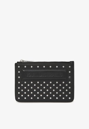 Crna kožna novčanica s srebrnim zakovicama i utisnutim imenom branda na prednjoj strani. Kompaktan pravokutni oblik s zatvaračem.