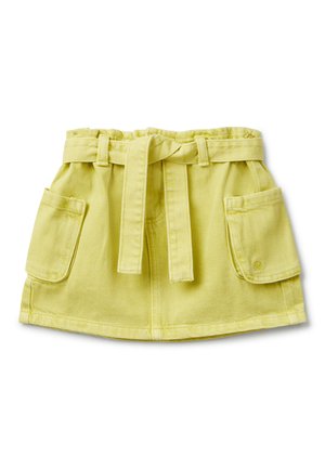 Jupe en denim jaune avec une taille ceinturée, dotée de deux poches avant. Le tissu a une texture lisse et un léger éclat.