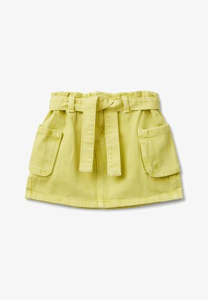 Gelber Jeansrock mit einem Gummizug in der Taille und zwei Fronttaschen. Der Stoff hat eine glatte Textur und einen leichten Glanz.
