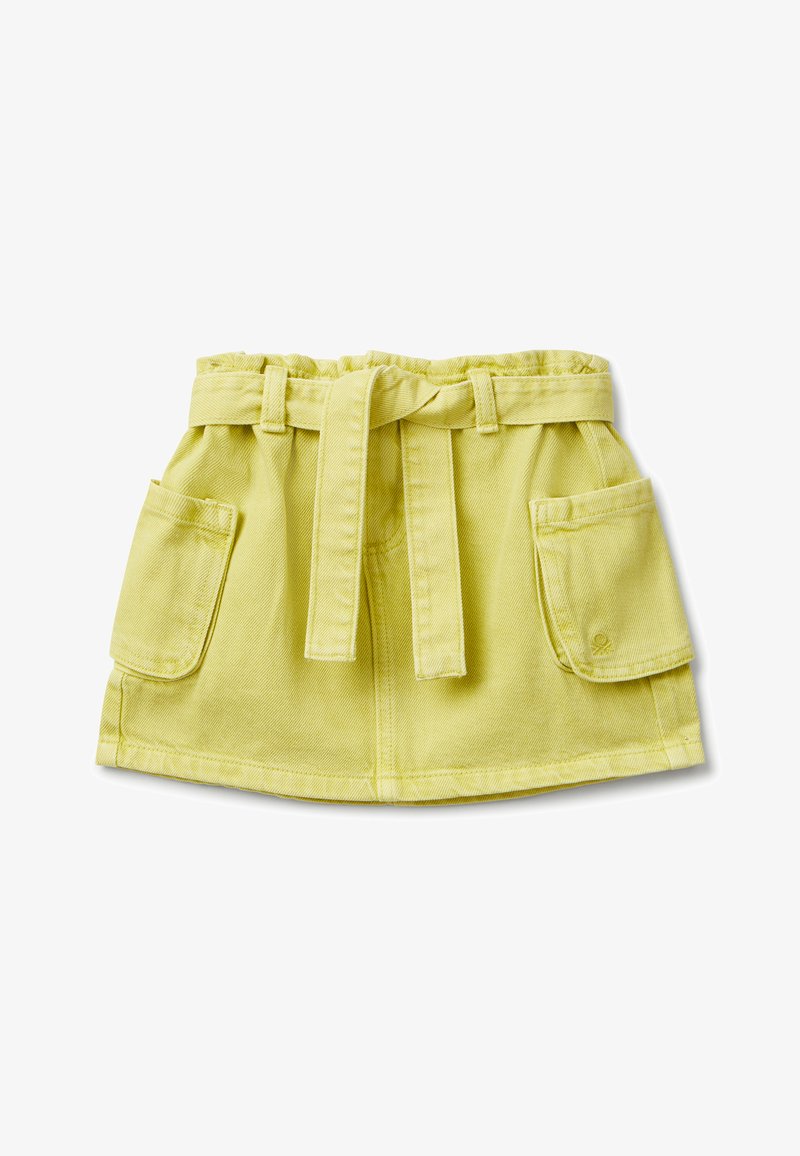 Żółta dżinsowa spódnica z paskiem w talii, posiadająca dwie przednie kieszenie. Materiał ma gładką teksturę i delikatny połysk.