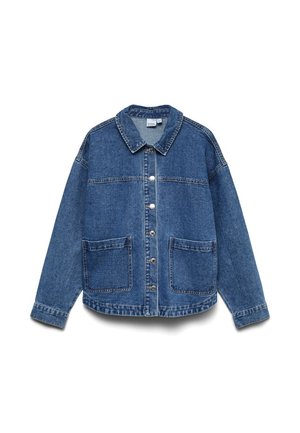 Blå denimjakke med knappelukking, lange ermer, to frontlommer med klaff og klassisk krage, vist på hvit bakgrunn.