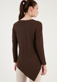 LELA REGULAR FIT - Camicetta - brown
