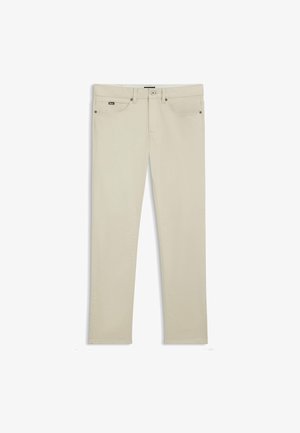 Beige Baumwolljeans, gerade Beinform, Fünf-Taschen-Stil, mit metallenen Hardware-Akzenten und einem Knopfverschluss an der Taille.