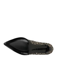 Scarpa con tacco alto a punta affusolata con motivo a stampa leopardata, dotata di suola nera e soletta texturizzata. Il design è elegante e minimalista.