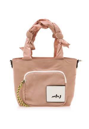 Sac fourre-tout en nylon rose avec un détail de poignée nouée, comportant une poche avant zippée blanche et une patch logo noir. Texture lisse.
