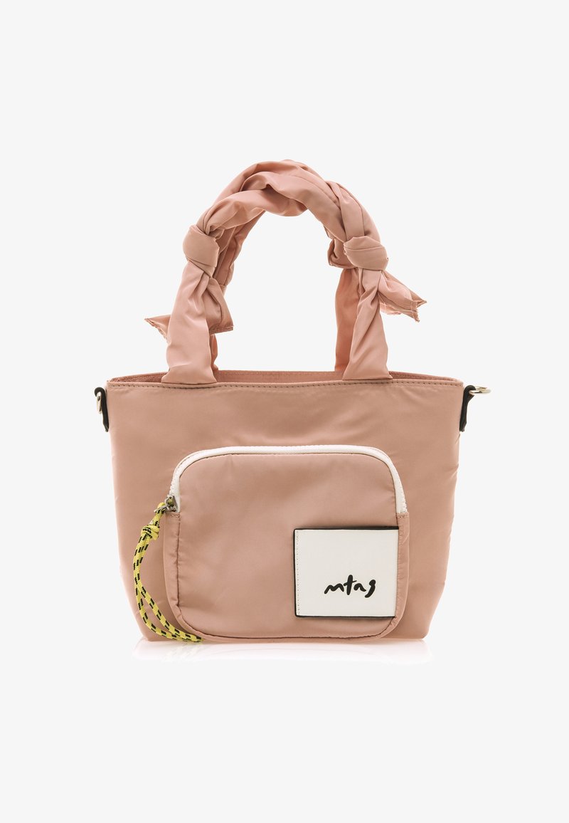 Sac fourre-tout en nylon rose avec un détail de poignée nouée, comportant une poche avant zippée blanche et une patch logo noir. Texture lisse.