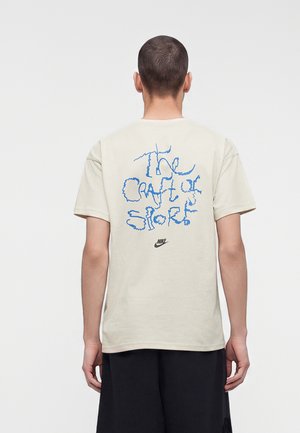 Nike Sportswear, TEE UNISEX - T-shirt con stampa - light bone