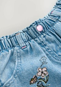 Denim-Shorts mit einem gerafften Bund, hellblau, mit floralen Stickereien auf der Vorderseite und einem rosa Knopfdetail.