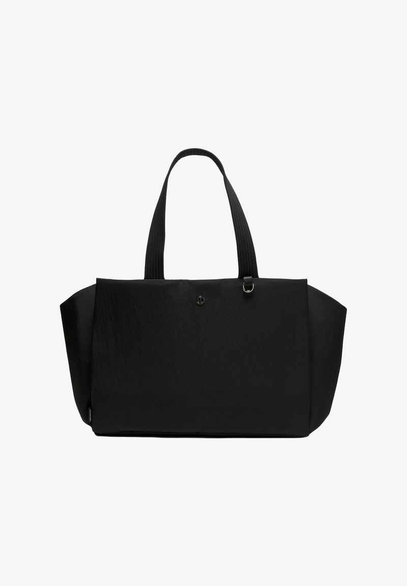 Fekete, széles, téglalap alakú vászontáska két hosszú fogóval, finom logóval és fém gyűrűs díszítéssel az elülső középső részen.