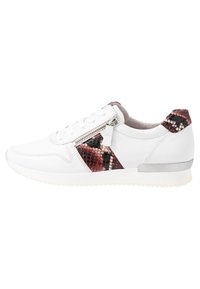 Sneaker bianco con un accento in stampa serpente rossa e nera, dettagli argentati sul tallone e una cerniera laterale per un facile accesso.