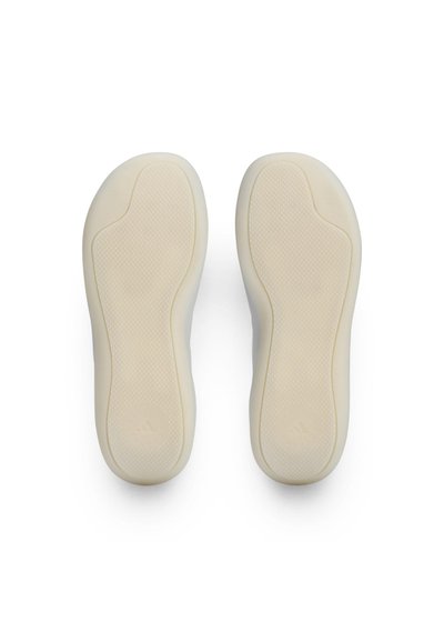 Újszerű fehérgumiból készült cipőtalpak, tapadást biztosító mintázattal és lekerekített élekkel, sima átmenettel a saroktól az orrig, logó a sarkon.