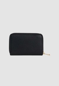 Portafoglio in pelle nera con superficie texturizzata, forma rettangolare, chiusura con zip e dettagli in metallo dorato sulla zip.